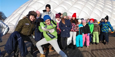 Powiększ grafikę: Grupa uczniów przed wejściem na lodowisko.