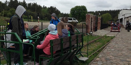 Powiększ grafikę: Uczniowie klas 7 z SP nr 82 w Gdańsku na rowerach drezowych podczas wycieczki szkolnej. 