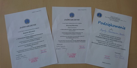 Powiększ grafikę: Zaświadczenia dla uczniów uczestniczących w VII Konkursie Wiedzy o Bohaterach Westerplatte.