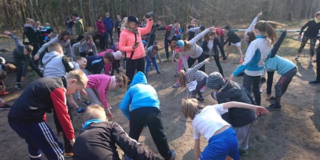 Powiększ grafikę: Gimnastyka rozciągająca uczniów przed biegiem Wiosennego Biegu Klukowskiego.