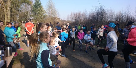 Powiększ grafikę: Uczennicy biegnący podczas Wiosennego Biegu Klukowskiego.