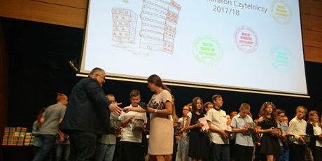 Powiększ grafikę: Wiceprezydent Gdańska p. P.Kowalczuk i Dyrektor SP82 wręczają uczniom nagrody w WMC.
