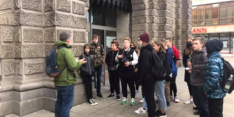 Powiększ grafikę: Uczniowie pozują na tle Bramy Wyżynnej w Gdańsku.