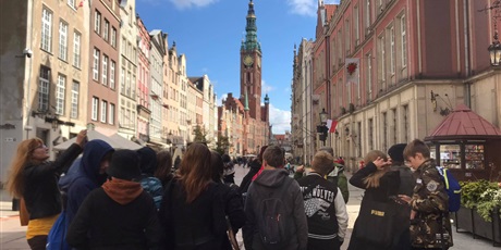 Powiększ grafikę: Uczniowie na ulicy Długiej w Gdańsku.