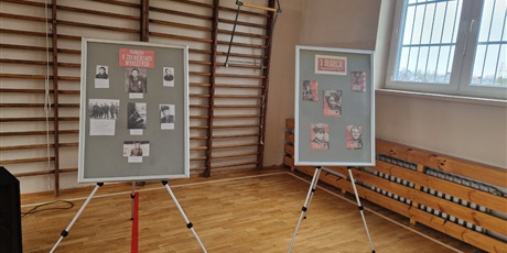 Powiększ grafikę: Sala gimnastyczna - dekoracja ze zdjęciami i filmem o Żołnierzach Wyklętych.