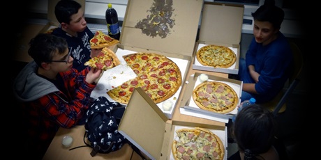 Powiększ grafikę: Przerwa na Pizzę. Uczniowie z SP nr 82 w Gdańsku podczas jedzenia pizzy.