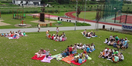 Powiększ grafikę: Wspólne czytanie przez uczniów SP nr 82 w Gdańsku na zielonym terenie szkoły. 