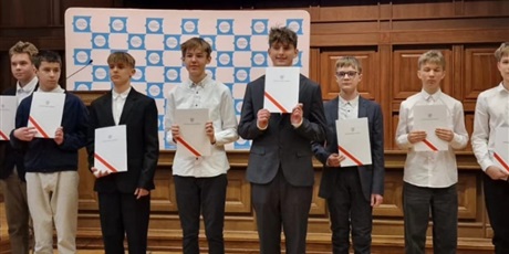 Powiększ grafikę: Tomek z dyplomem oraz inni laureaci.