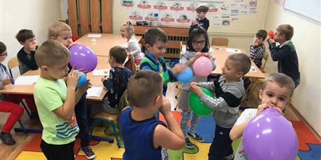 Powiększ grafikę: Uczniowie nadmuchują kolorowe balony.