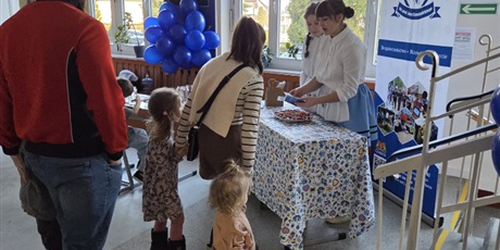 Powiększ grafikę: Uczennice w strojach kaszubskich witają gości