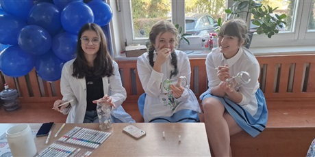 Powiększ grafikę: Uczennice czekają na gości