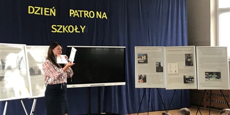 Powiększ grafikę: Przemawiająca Pani Dyrektor podczas apelu Dzień Patrona Szkoły na sali gimnastycznej Sp nr 82 w Gdańsku.