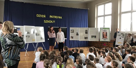 Powiększ grafikę: Apel - Dzień Patrona Szkoły na sali gimnastycznej Sp nr 82 w Gdańsku.