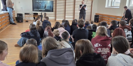 Powiększ grafikę: Uczniowie podczas apelu w sali gimnastycznej.