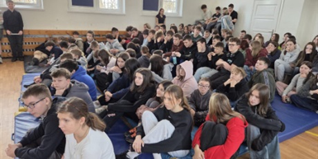 Powiększ grafikę: Uczniowie podczas apelu w sali gimnastycznej.