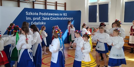 Powiększ grafikę: Uczniowie podczas występu