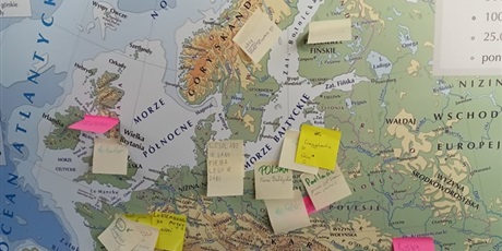 Powiększ grafikę: Mapa Europy z przyklejonymi karteczkami samoprzylepnymi.