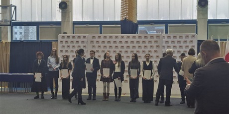 Powiększ grafikę: Uczniowie podczas gali wręczenia stypendiów.