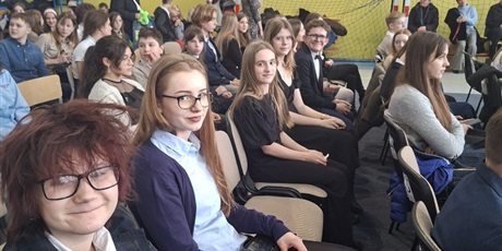 Powiększ grafikę: Uczniowie podczas gali wręczenia stypendiów.