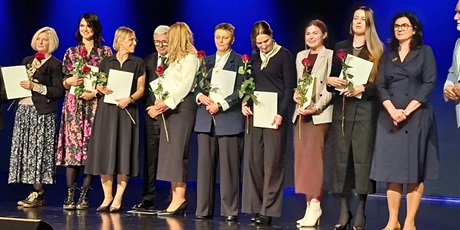 Powiększ grafikę: Grupa nauczycieli otrzymuje wyróżnienia od Prezydenta Miasta Gdańska.