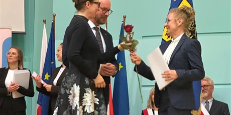 Powiększ grafikę: Wręczenie nagrody przez kuratora dla nauczycielki Joanny Ch.