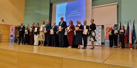 Powiększ grafikę: Grupa nauczycieli otrzymuje wyróżnienia od Prezydenta Miasta Gdańska.