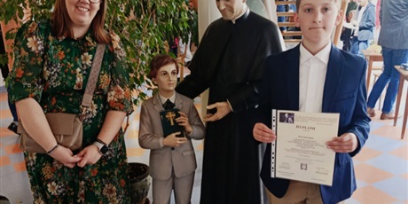 Powiększ grafikę: Stefan z dyplomem.