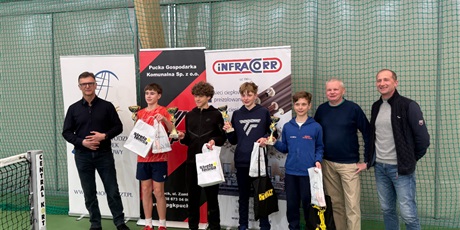 Powiększ grafikę: Szymon z zawodnikami i medalem