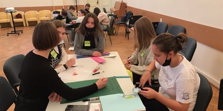 Powiększ grafikę: Grupa wolontariuszy z gdańskich szkół podstawowych i prowadzący spotkanie podczas warsztatów. 