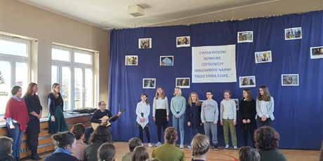Powiększ grafikę: Uczniowie śpiewają utwór dla zgromadzonych uczestników konkursu.