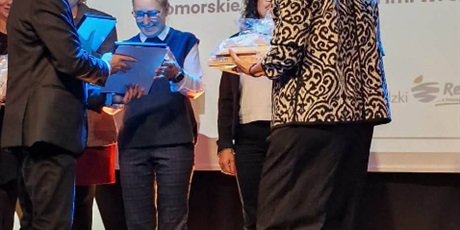 Powiększ grafikę: Nauczycielka odbierająca certyfikat.