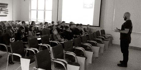 Powiększ grafikę: Zdjęcie przedstawiające uczniów szkoły SP nr 82 w Gdańsku podczas prezentacji na temat PRL- państwo totalitarne.