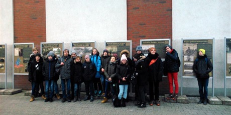 Powiększ grafikę: Zdjęcie przedstawiające uczniów szkoły SP nr 82 w Gdańsku stojących przed muzeum, po prezentacji na temat PRL- państwo totalitarne.