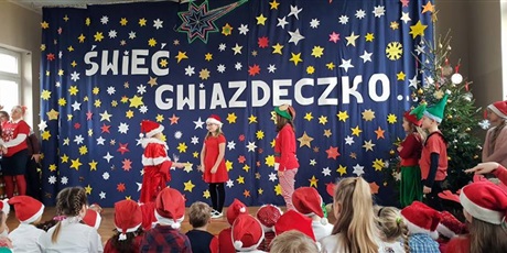 Powiększ grafikę: Występ uczniów przebranych w stroje św. Mikołaja. 