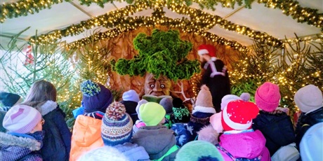 Powiększ grafikę: Dzieci i magiczne drzewo