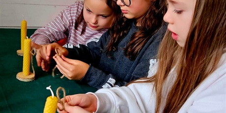 Powiększ grafikę: Dziewczynki ozdabiają świece