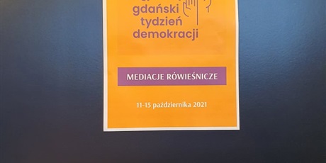 Powiększ grafikę: klasy-7-i-8-w-ecs-gdanski-tydzien-demokracji-306188.jpg