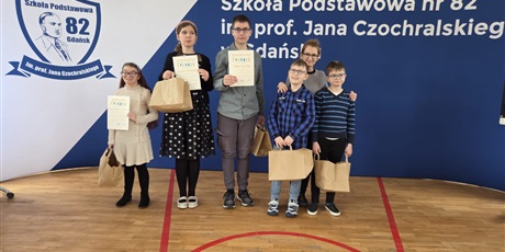 Powiększ grafikę: Drugie zdjęcie przedstawia nagrodzonych uczniów z naszej szkoły, wraz z Panią wicedyrektor.