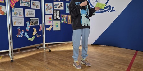 Powiększ grafikę: Na czwartym zdjęciu uczennica czyta zagadkę o wiośnie. Za nią widoczne jest logo szkoły.