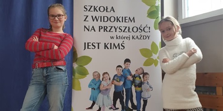 Powiększ grafikę: Uczennice SP 82 w Gdańsku promujące Bilbord "Szkoła z Widokiem na Przyszłość".