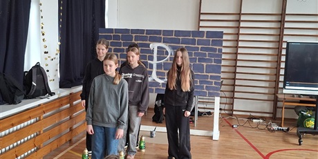 Powiększ grafikę: Zdjęcie ukazuje aktorów w trakcie występu.