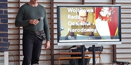 Powiększ grafikę: Zdjęcie ukazuje aktorów w trakcie występu.