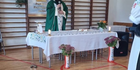 Powiększ grafikę: Ksiądz podczas odprawiania mszy