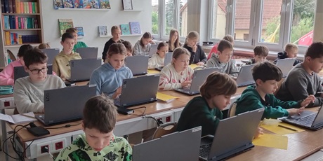 Powiększ grafikę: Uczniowie podczas lekcji rozwiązujący matematyczne zadania na komputerze.