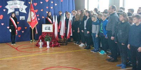 Powiększ grafikę: Zdjęcie apelu szkolnego "Ku pamięci Prezydentowi Gdańska Pawłowi Adamowiczowi" .