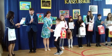 Powiększ grafikę: Wręczenie dyplomów za udział w Wojewódzkim Konkursie " Baśnie i legendy kaszubskie"