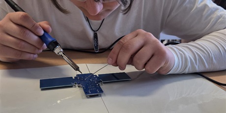 Powiększ grafikę: Uczennica w trakcie zajęć