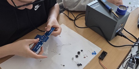 Powiększ grafikę: Uczeń w trakcie zajęć