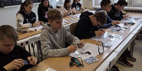 Powiększ grafikę: Uczniowie podczas zajęć.