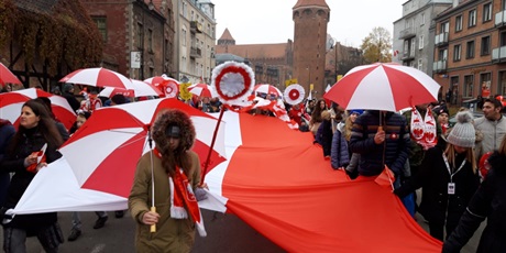 Powiększ grafikę: Społeczność SP82 podczas parady niepodległości na ulicach Gdańska.